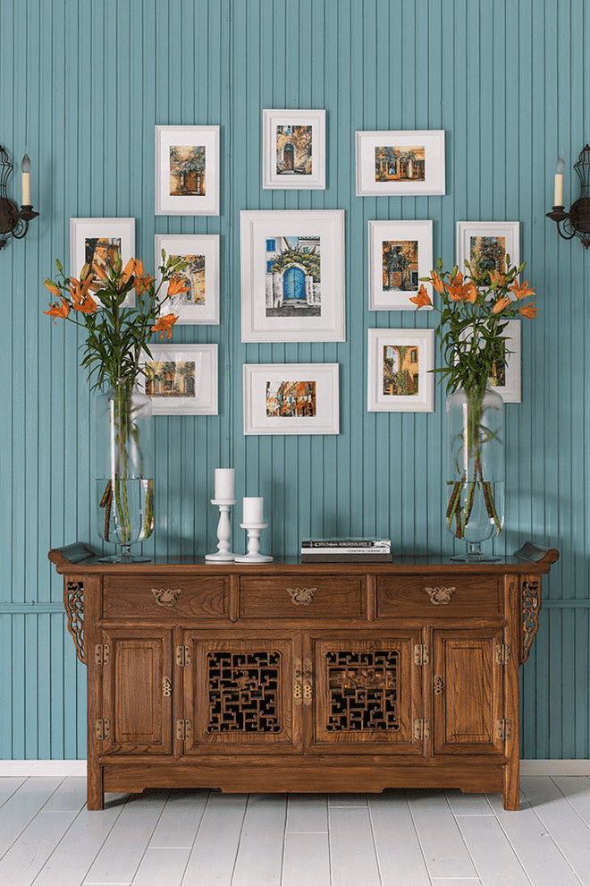 smalle houten planken aan de muren