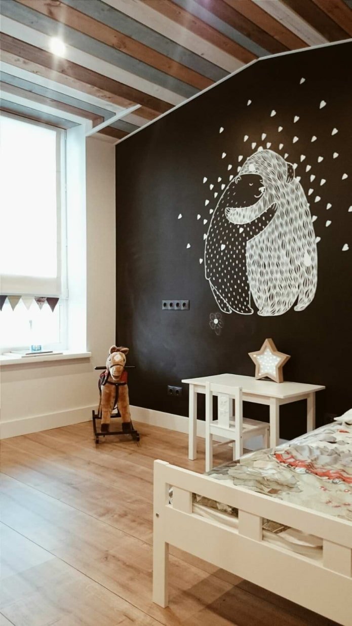 houten plafond in de kinderkamer