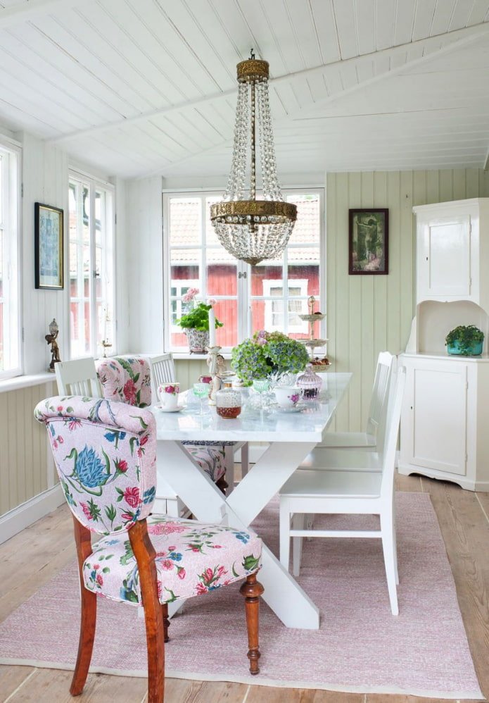 eetkamer in Proven?aalse stijl