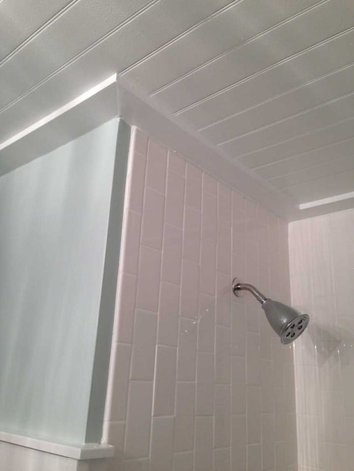 spanplanken aan het plafond in de badkamer