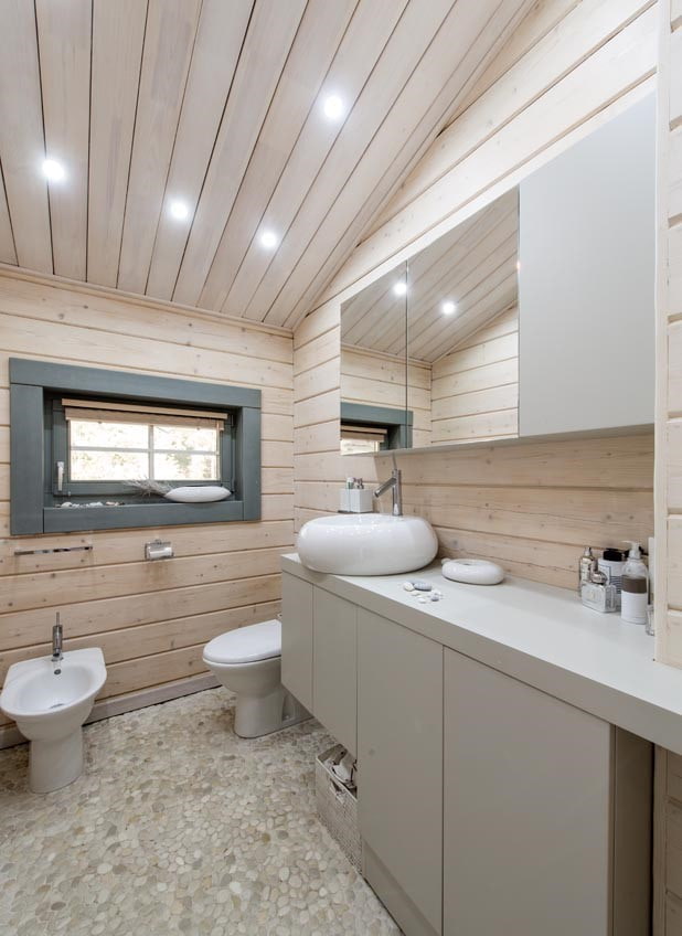 houten wanden in de badkamer