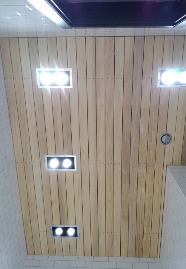 spanten aan het plafond in de badkamer