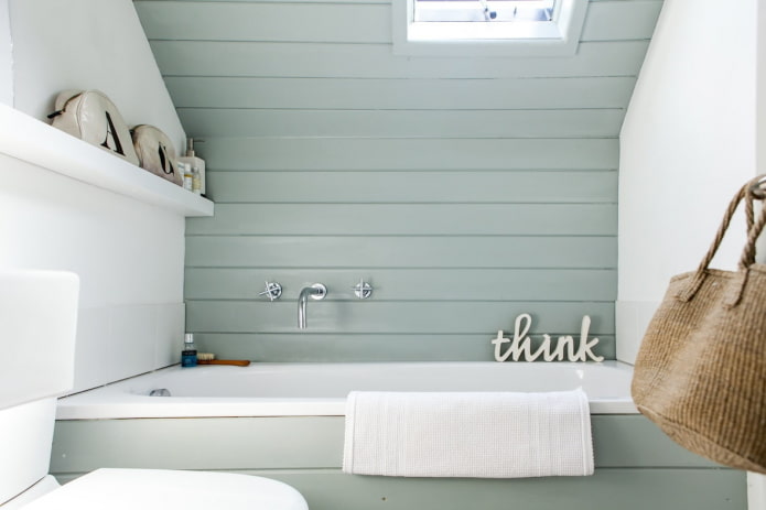 afwerking van hout in de badkamer