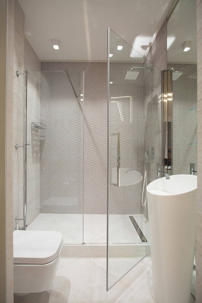 Witte badkamer met douche