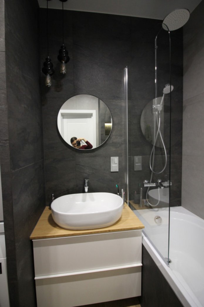 donkere muren in de badkamer