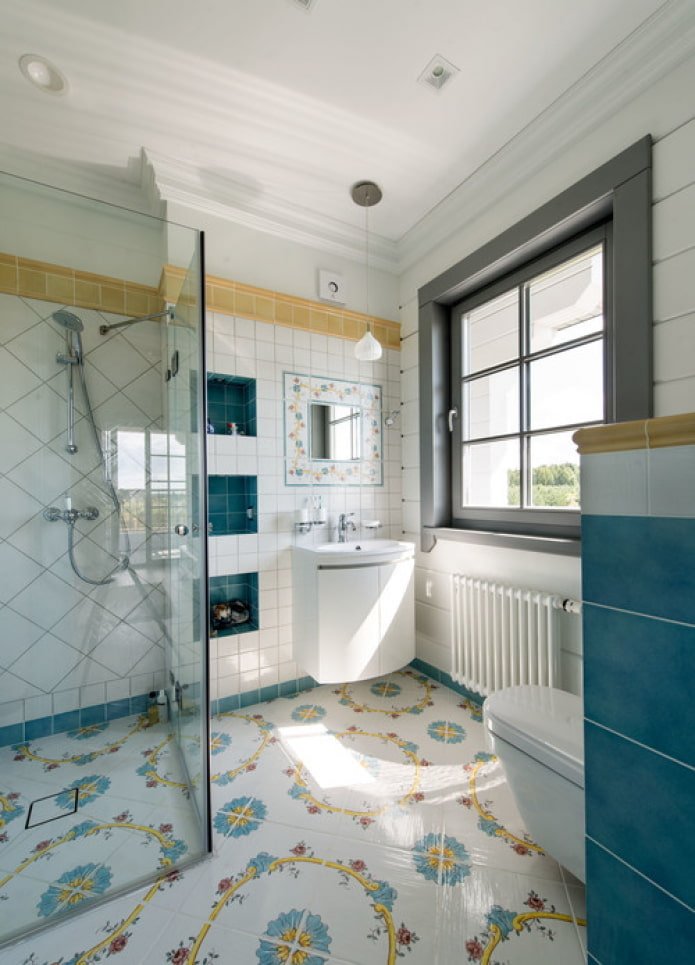 heldere tegels in de badkamer