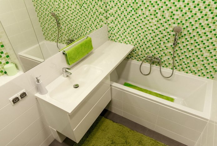 wit en groen interieur van een kleine badkamer