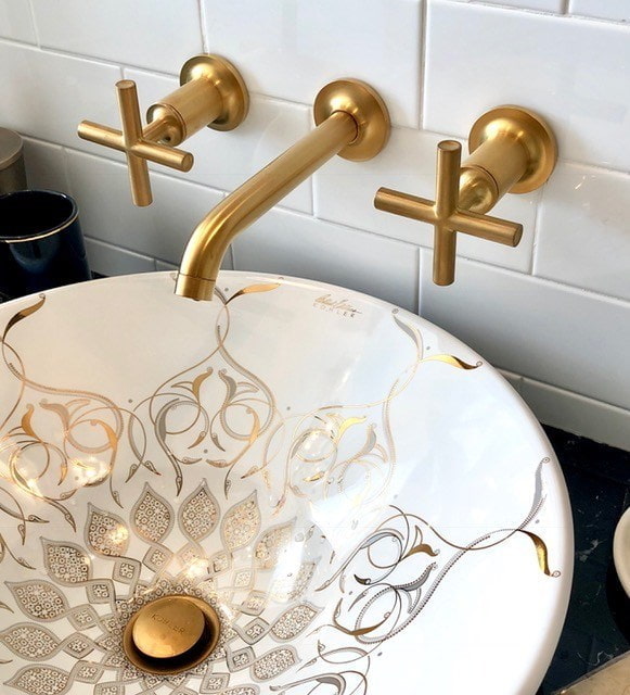 Wastafel met gouden patronen