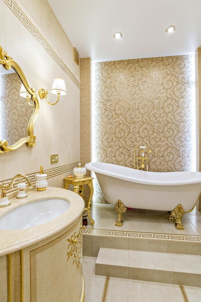badkamer met gouden decoratie