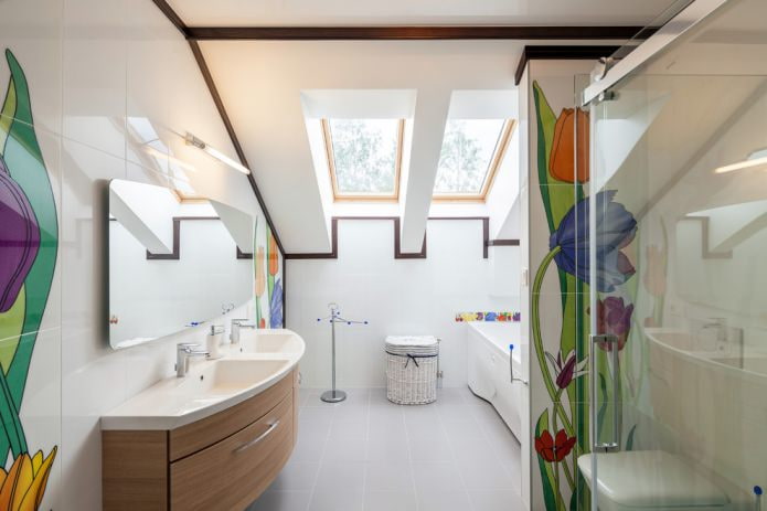 Moderne stijl in een zolderbadkamer