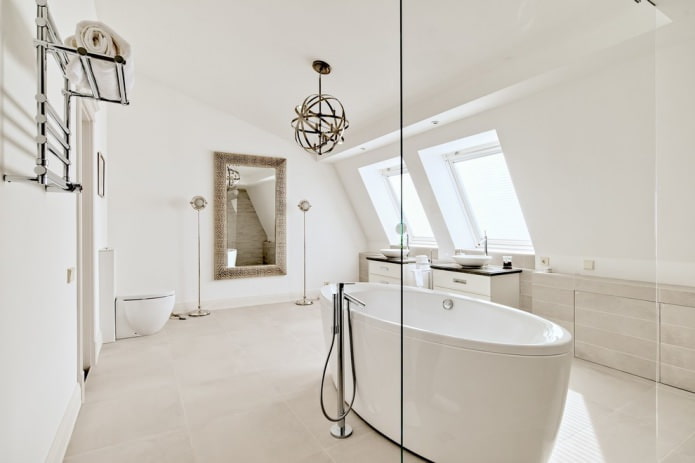 witte zolderbadkamer