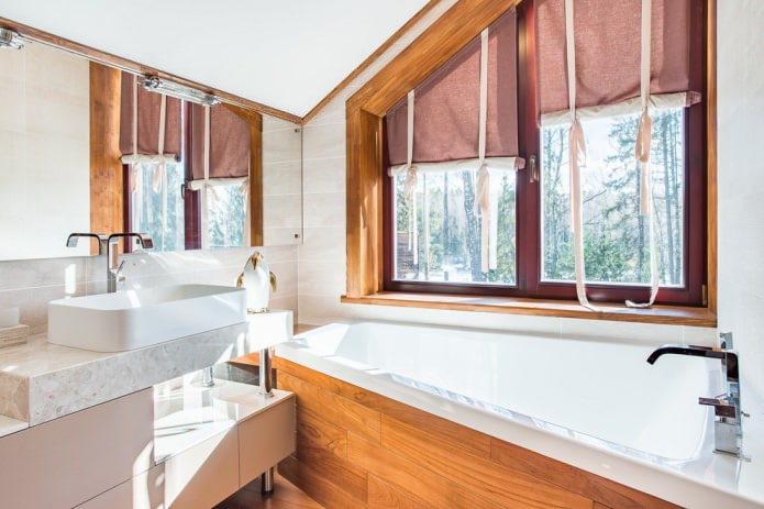 gordijnen op zolder in de badkamer