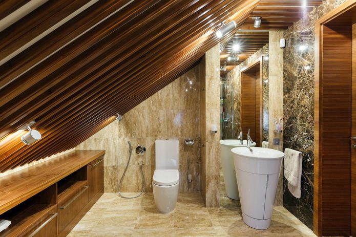 houten latten aan het plafond in een zolderbadkamer