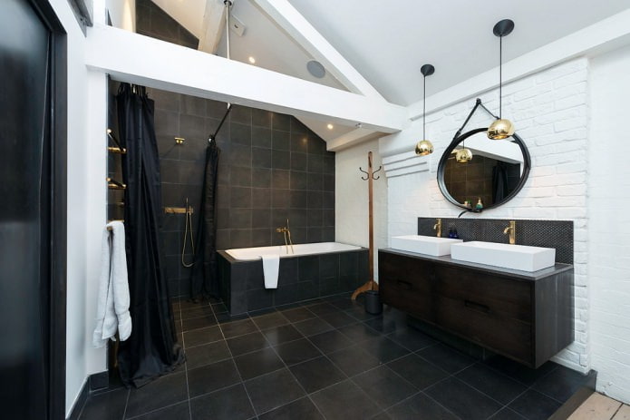 zwart-witte zolderbadkamer