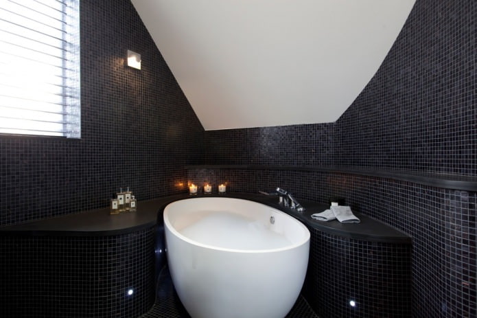 zwart-witte zolderbadkamer