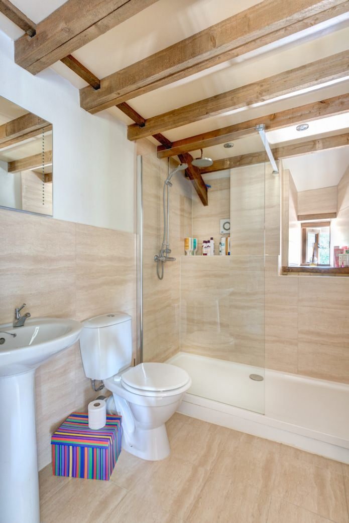 zolderbadkamer in witte en beige tinten