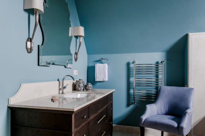 blauwe zolderbadkamer