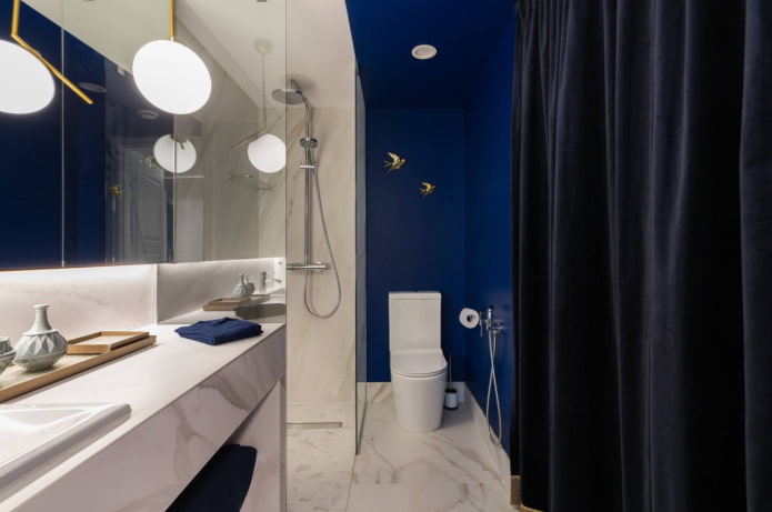 blauwe kleur in de badkamer
