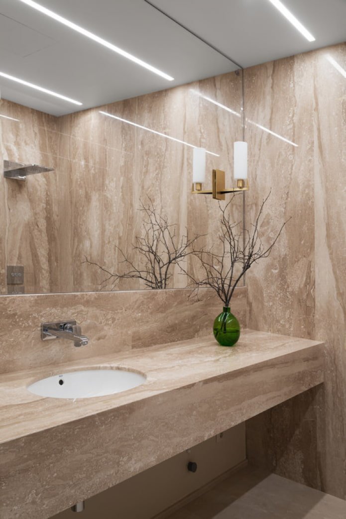 beige marmer in de badkamer