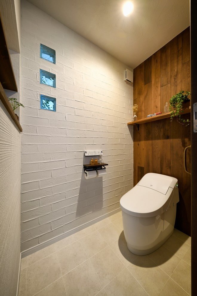 Wit toilet met houten tussenwand