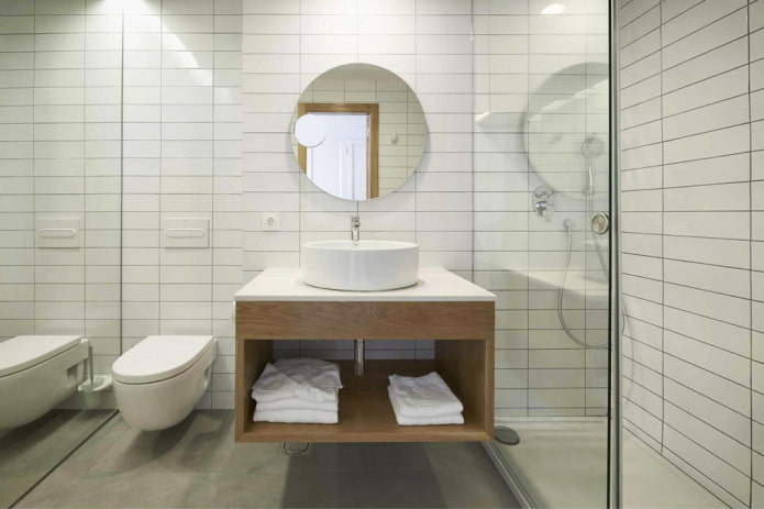 Witte badkamer met douche en hangkast