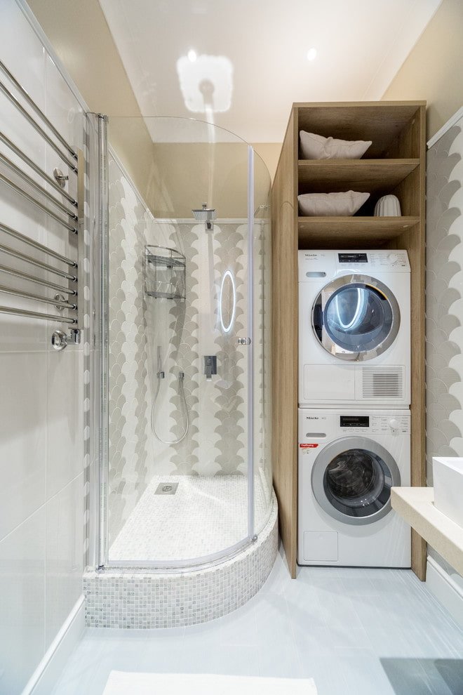 Douche met een kast voor een wasmachine