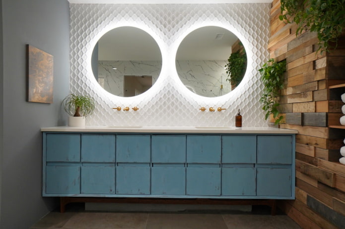 Spiegeloppervlak in het interieur van de badkamer