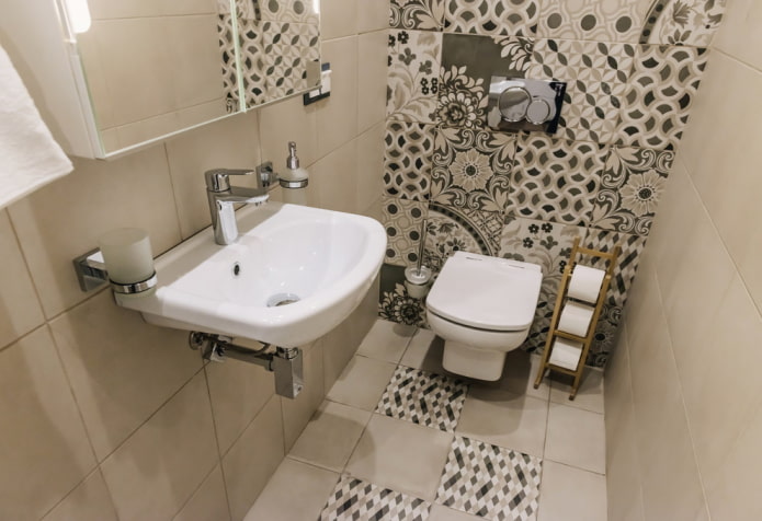 Toilet met wandcloset en wastafel