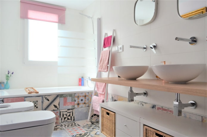 Ruime badkamer met lichte accenten