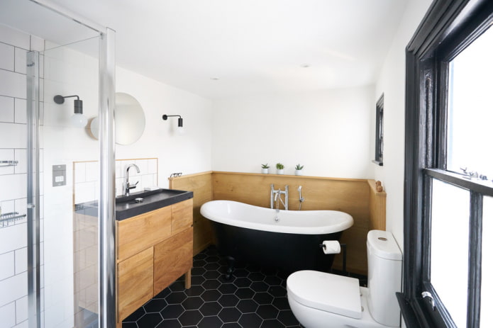Witte badkamer met contrasten