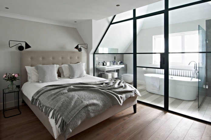 Badkamer achter een glazen wand