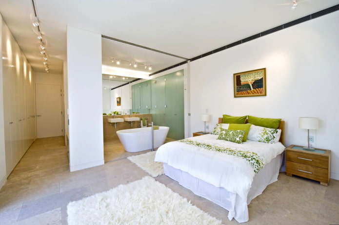 Badkamer met spots aan het plafond