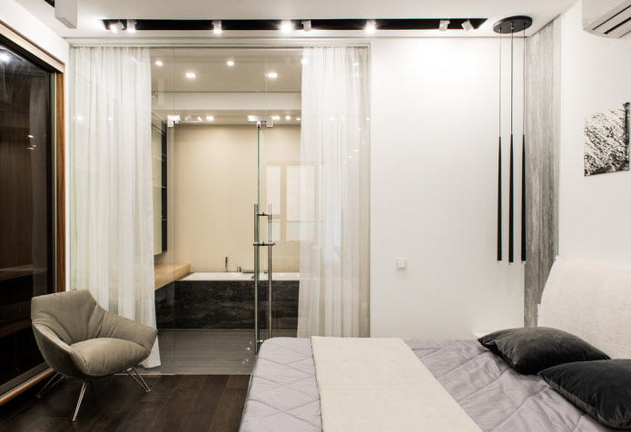badkamer-slaapkamer met glazen wand en gordijn