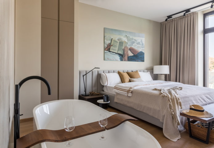 vrijstaand bad in de slaapkamer