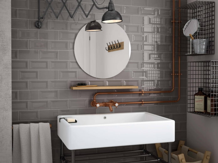 verlichting in het interieur van een badkamer in loftstijl