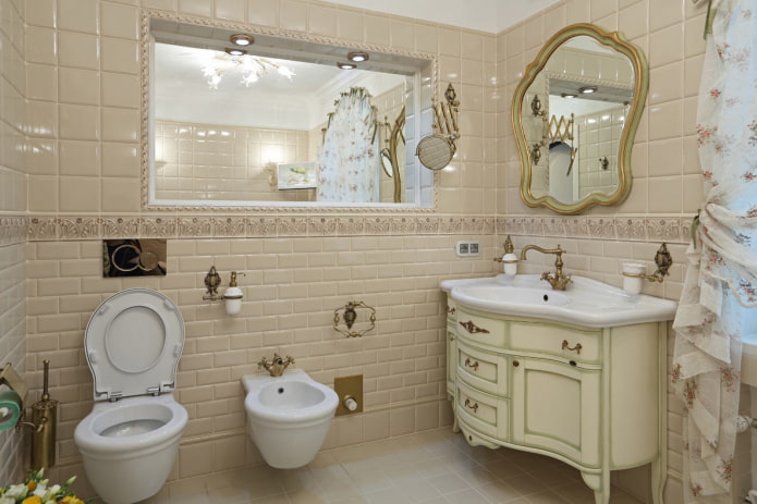 Toilet en bidet in een badkamer in Proven?aalse stijl
