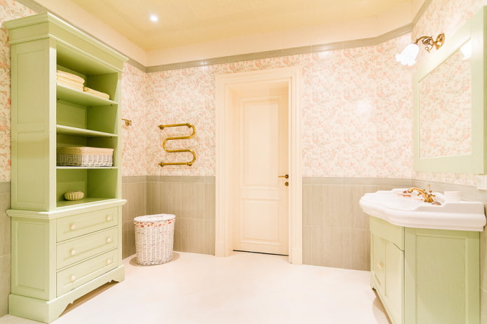 Plank en kast in een Proven?aalse badkamer