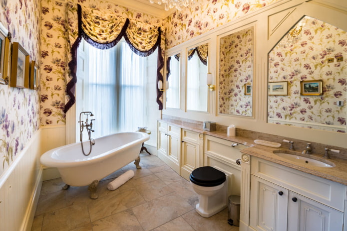 Badkamer in Proven?aalse stijl met een hoog raam