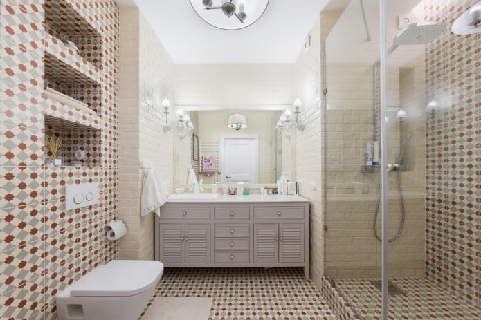 Badkamer met douche in Proven?aalse stijl