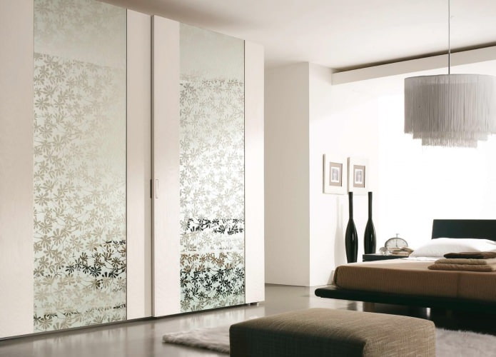 garderobe met een decoratieve spiegel