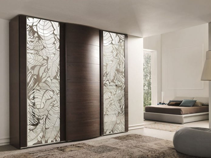 garderobe met een decoratieve spiegel