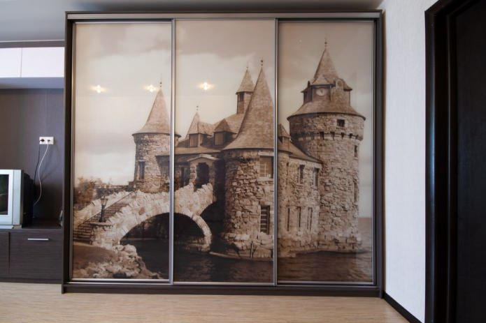 garderobe met fotoafdrukken