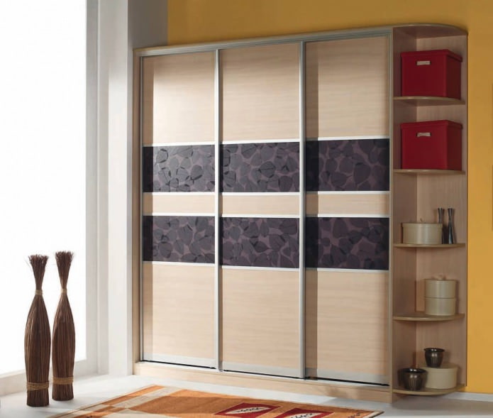 kledingkast met decoratieve acryl inzetstukken