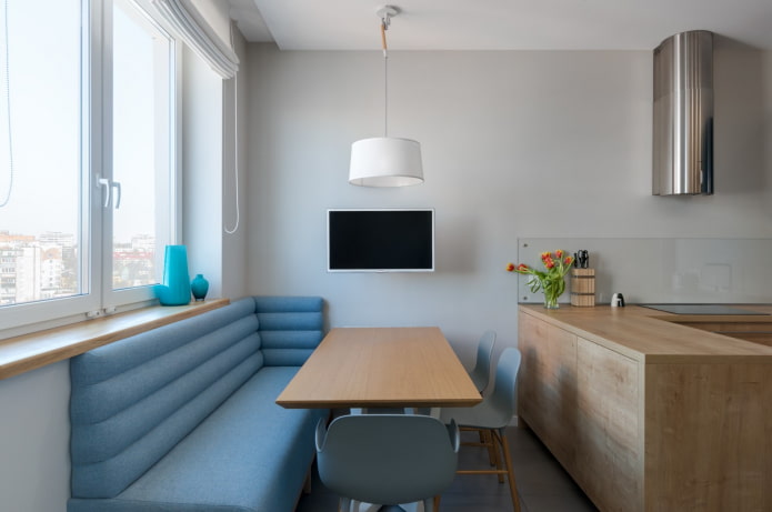 TV boven de tafel in de keuken
