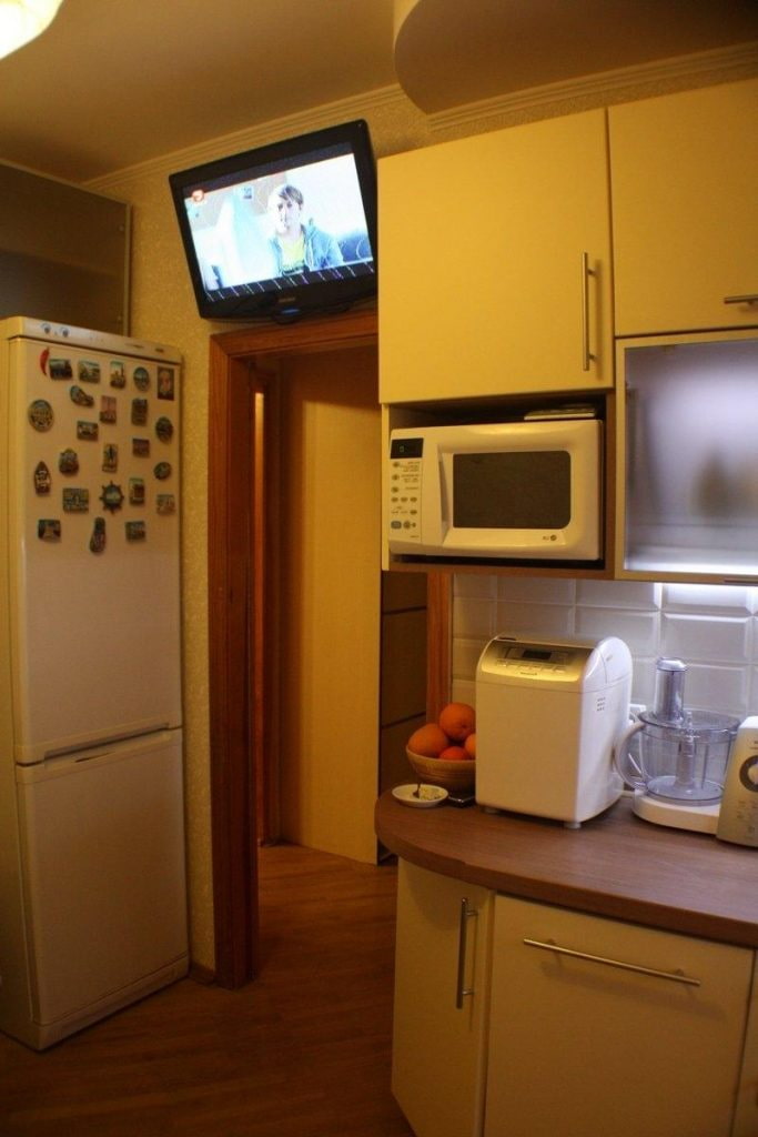 TV boven de deur in de keuken
