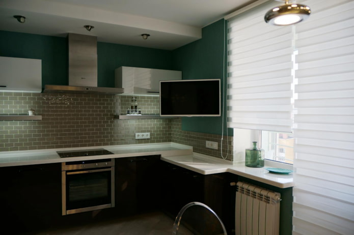 TV in de hoek van de keuken