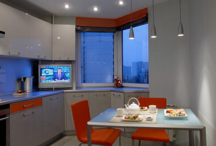 TV op de vensterbank in de keuken
