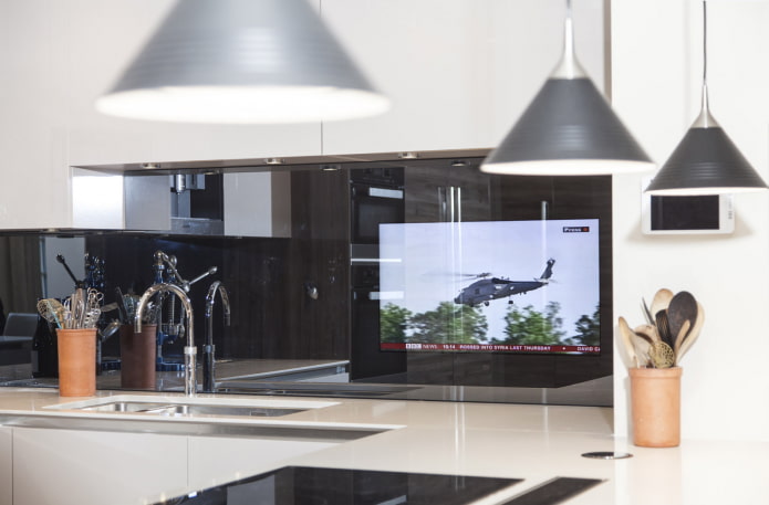 TV boven de gootsteen in de keuken