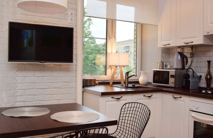 TV in het interieur van een kleine keuken