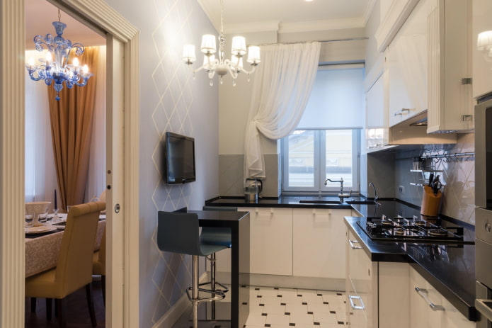 TV in het interieur van een kleine keuken